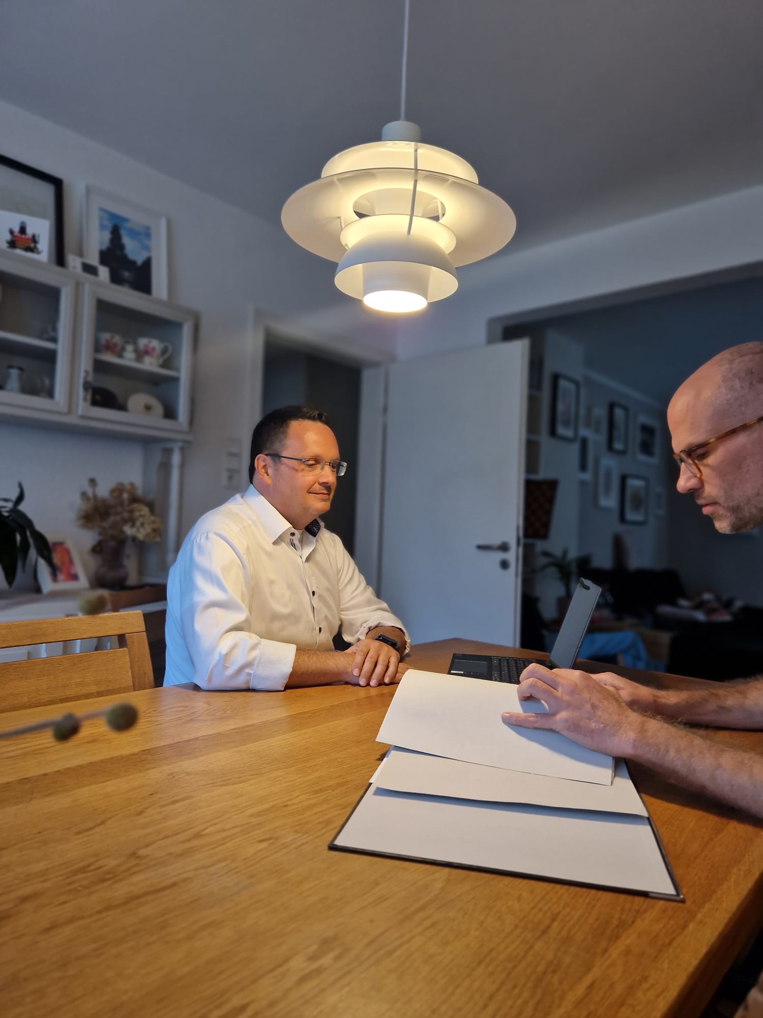 Finanzaberatung Neuss Tobias sitzt mit einem Kunden zur Finanzberatung Neuss zusammen