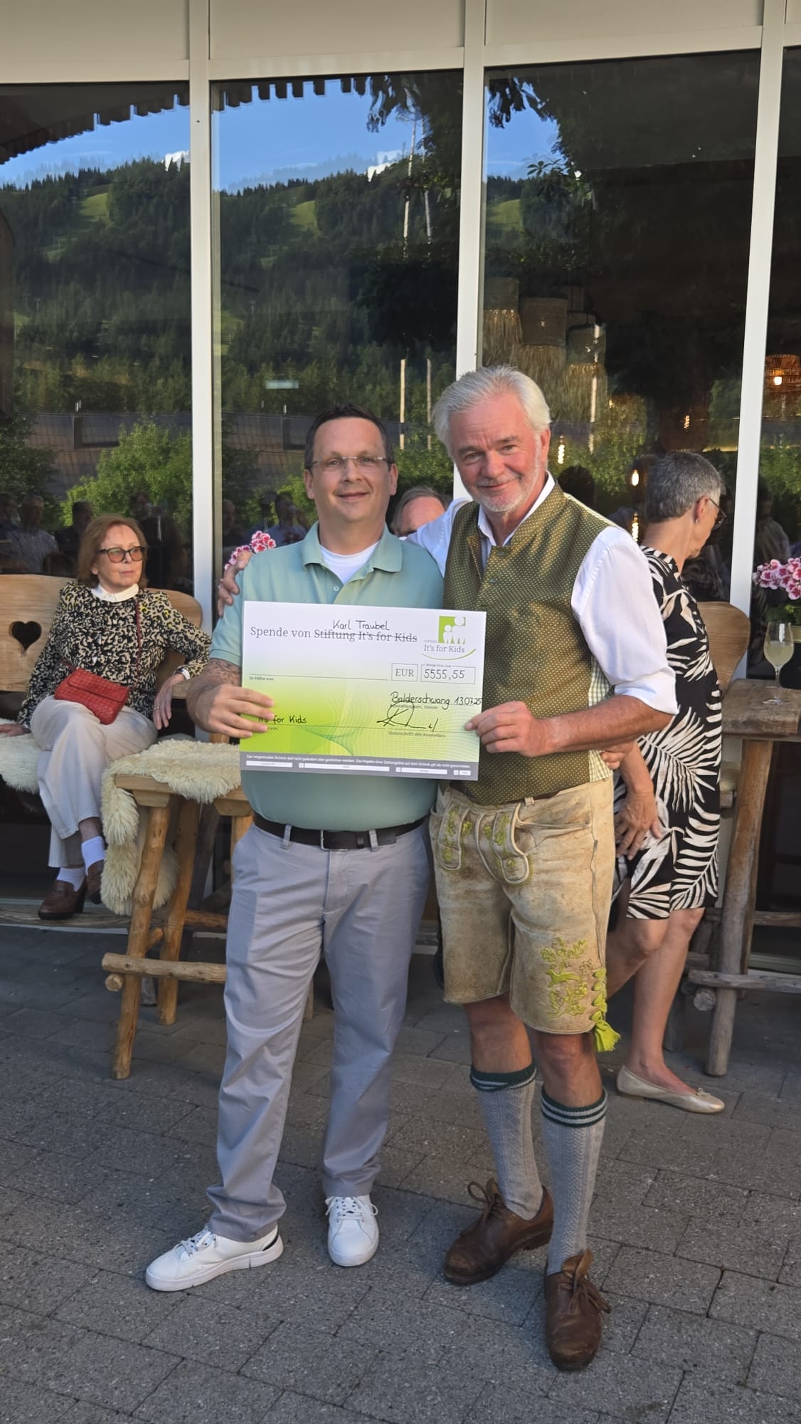 Finanzberater Neuss (2) Tobias nimmt als Finanzberater Neuss einen Spendencheck für Its for Kids vom Inhaber des Hotel Hubertus entgegen